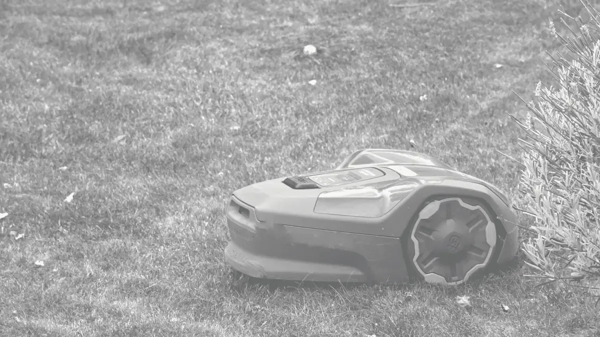 Robotgräsklippare som står på en gräsmatta i en slänt med högre gräs längs kanten